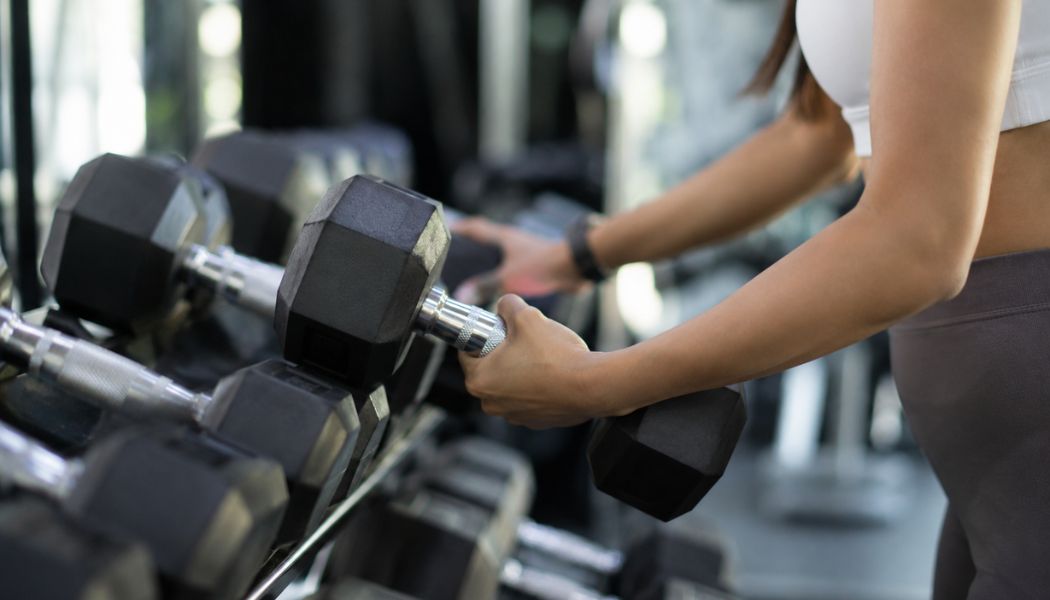épaules musculation haltères
